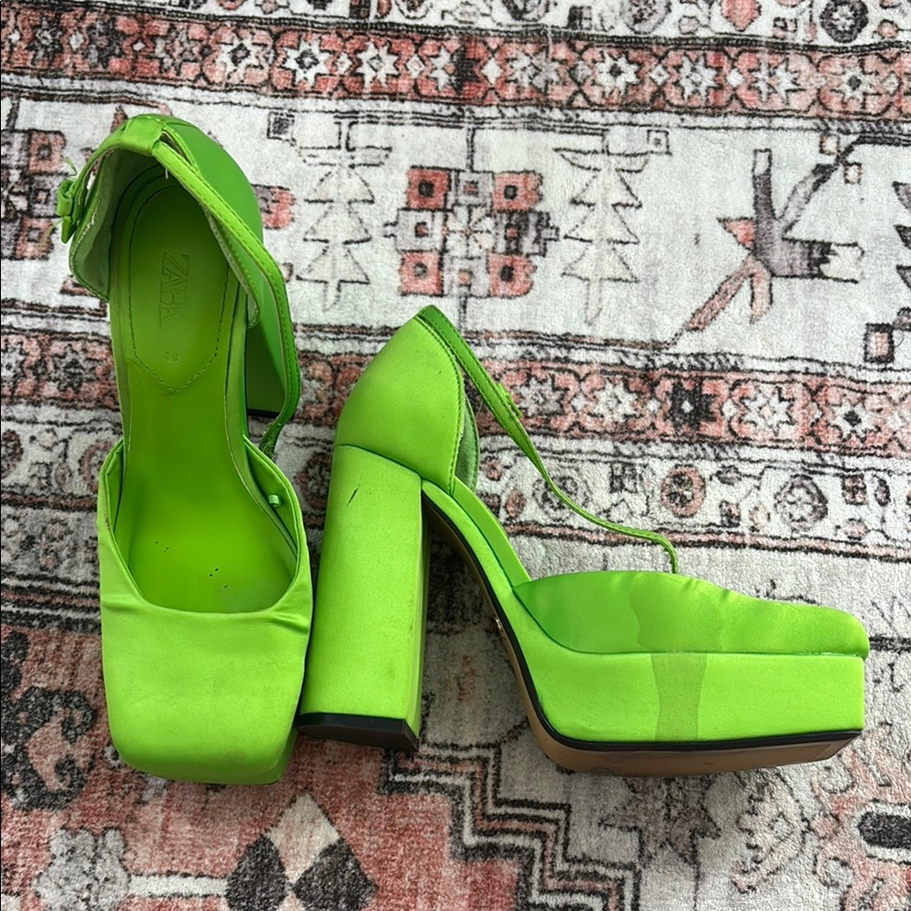 Zara Green Platform Shoes with Peep-Toe Design